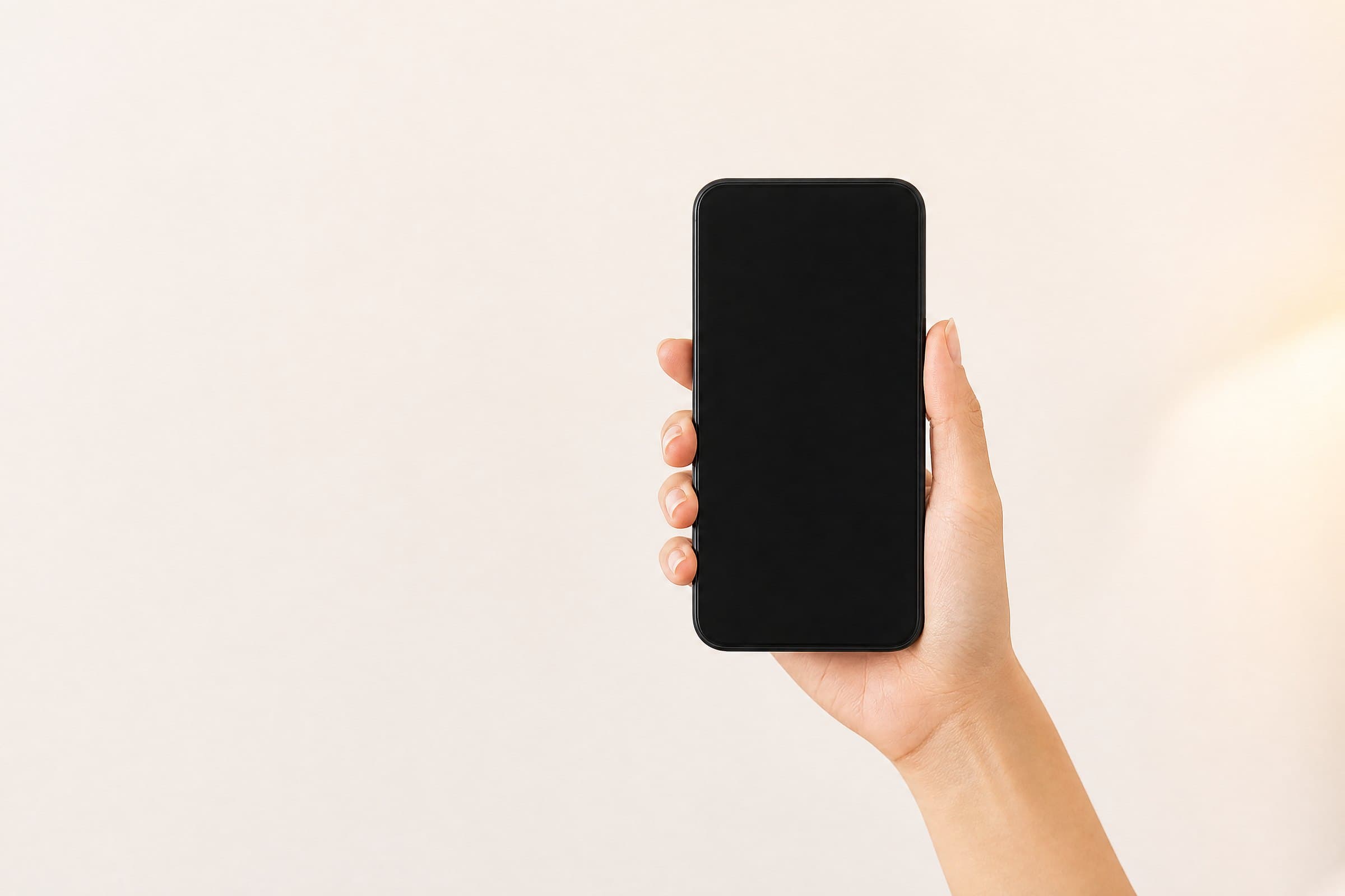Celular na mão mostrando as oportunidades do clube